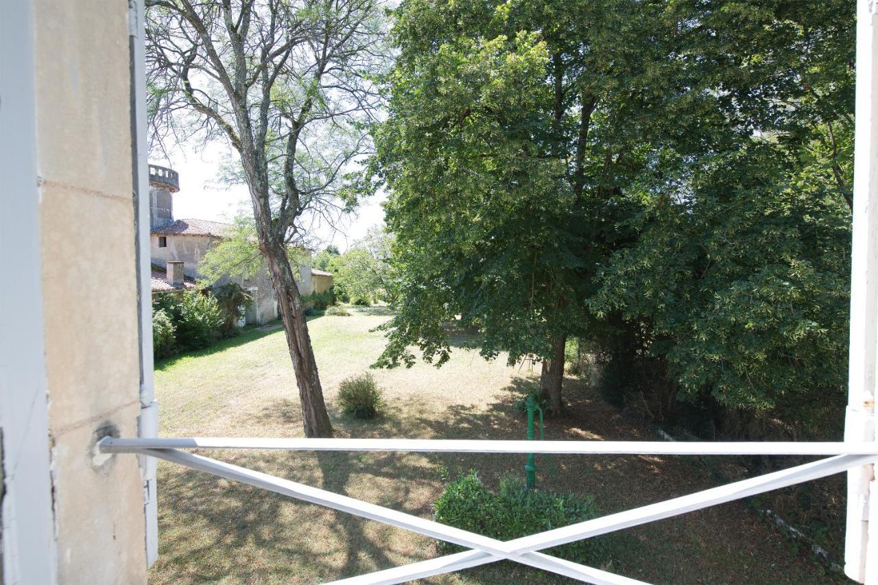 Chambres D'Hotes Montbron Luchapt Екстериор снимка